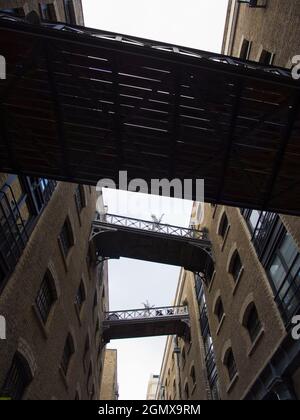 SHAD Thames ist heute das beste erhaltene Beispiel für eine Art Handelsstraße, die vor der Gentrifizierung und Entwicklung im Londoner Dockland üblich war Stockfoto