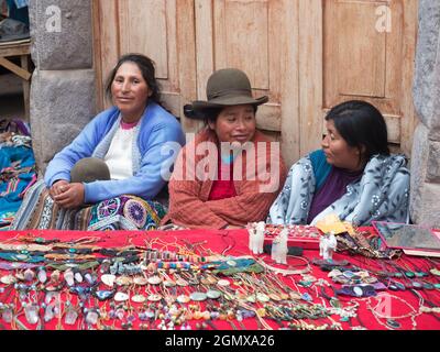 Pisac, Peru - 11. Mai 2018; drei Frauen in der Aufnahme Porträt einer alten Frau auf dem Pisac-Markt in der Nähe von Cusco, Peru. Wie mögen Frauen in der Gegend, tragen sie Stockfoto