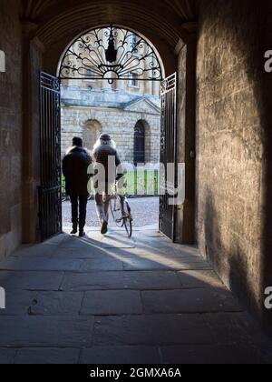 Das intime Tor zwischen zwei der historischsten Wahrzeichen von Oxford: Der Bodleian Library und dem Radcliiffe Square. Die Bodleian Library, das Hauptresea Stockfoto