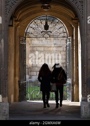 Das intime Tor zwischen zwei der historischsten Wahrzeichen von Oxford: Der Bodleian Library und dem Radcliiffe Square. Die Bodleian Library, das Hauptresea Stockfoto