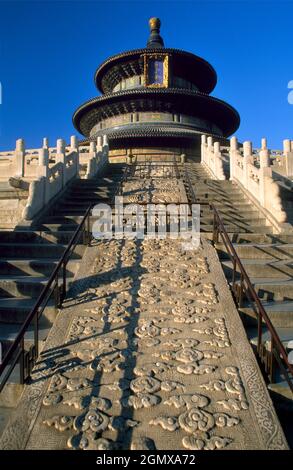 Peking, China - 14. Juli 2002 der Himmelstempel (Tian Tan) ist ein mittelalterlicher Komplex religiöser Gebäude im Zentrum von Peking, China. Gebaut i Stockfoto