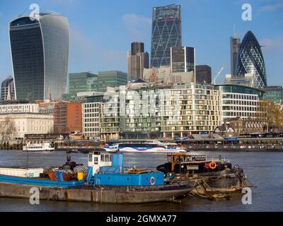 Die City of London ist ein globales Finanzzentrum; ihre Skyline hat sich in den letzten Jahren dramatisch verändert. Die Londoner haben viele der neuen Skys den Spitznamen gegeben Stockfoto