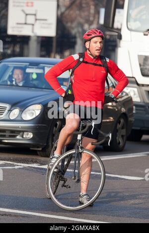 Wie fast alle großen Städte auf der ganzen Welt hat London ein großes Problem mit Verkehr, Staus und Luftverschmutzung. Aber London ist viel besser als Stockfoto