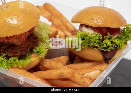 Craft Beef Burger und Pommes frites Stockfoto