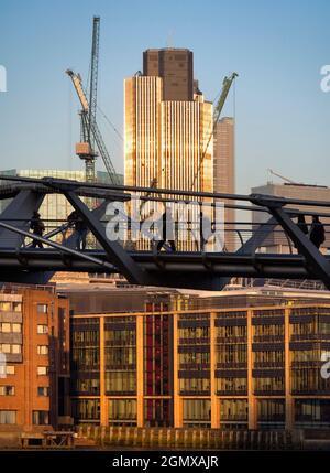 Zwei von Londons neuen architektonischen Ikonen - die Millennium Fußgängerbrücke und Tower 42. Von dort aus zur Tate Modern auf der anderen Seite des Flusses zu laufen Stockfoto