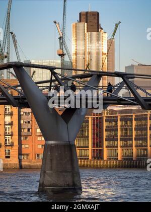 Zwei von Londons neuen architektonischen Ikonen - die Millennium Fußgängerbrücke und Tower 42. Von dort aus zur Tate Modern auf der anderen Seite des Flusses zu laufen Stockfoto