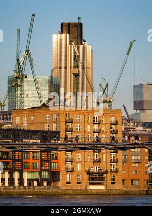 Zwei von Londons neuen architektonischen Ikonen - die Millennium Fußgängerbrücke und Tower 42. Von dort aus zur Tate Modern auf der anderen Seite des Flusses zu laufen Stockfoto