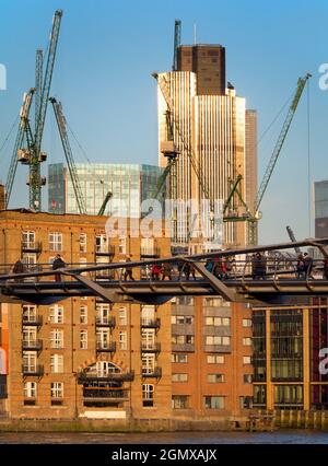 Zwei von Londons neuen architektonischen Ikonen - die Millennium Fußgängerbrücke und Tower 42. Von dort aus zur Tate Modern auf der anderen Seite des Flusses zu laufen Stockfoto