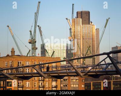 Zwei von Londons neuen architektonischen Ikonen - die Millennium Fußgängerbrücke und Tower 42. Von dort aus zur Tate Modern auf der anderen Seite des Flusses zu laufen Stockfoto