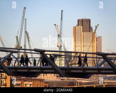 Zwei von Londons neuen architektonischen Ikonen - die Millennium Fußgängerbrücke und Tower 42. Von dort aus zur Tate Modern auf der anderen Seite des Flusses zu laufen Stockfoto