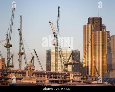 Zwei von Londons neuen architektonischen Ikonen - die Millennium Fußgängerbrücke und Tower 42. Von dort aus zur Tate Modern auf der anderen Seite des Flusses zu laufen Stockfoto