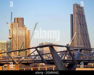 Drei von Londons neuen architektonischen Ikonen - die Millennium Fußgängerbrücke, Tower 42 und der Cheesgrater. Im Vordergrund, und läuft von dort nach Ta Stockfoto