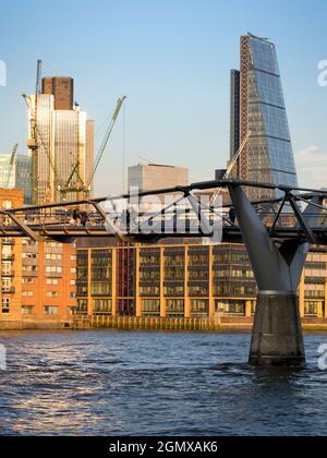 Drei von Londons neuen architektonischen Ikonen - die Millennium Fußgängerbrücke, Tower 42 und der Cheesgrater. Im Vordergrund, und läuft von dort nach Ta Stockfoto