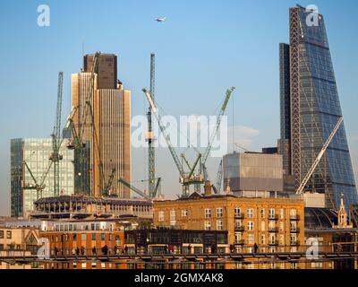 Drei von Londons neuen architektonischen Ikonen - die Millennium Fußgängerbrücke, Tower 42 und der Cheesgrater. Im Vordergrund, und läuft von dort nach Ta Stockfoto