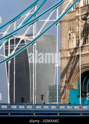 Kontraste – Tower Bridge und Walkie Talkie. Die Tower Bridge, die hier an einem schönen Wintermorgen gezeigt wird, ist eine beliebte Hängebrücke im HE Stockfoto