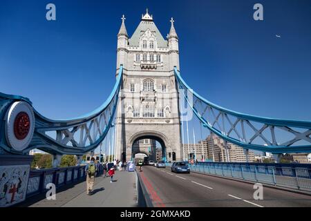 Die Tower Bridge, die hier an einem schönen Wintermorgen gezeigt wird, ist eine beliebte Hängebrücke im Herzen von London. Dieses verzierte Stück viktorianischen ar Stockfoto