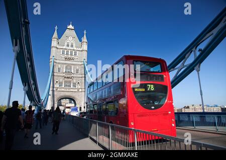 Die Tower Bridge, die hier an einem schönen Wintermorgen gezeigt wird, ist eine beliebte Hängebrücke im Herzen von London. Dieses verzierte Stück viktorianischen ar Stockfoto