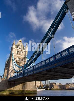 Die Tower Bridge, die hier an einem schönen Wintermorgen gezeigt wird, ist eine beliebte Hängebrücke im Herzen von London. Dieses verzierte Stück viktorianischen ar Stockfoto