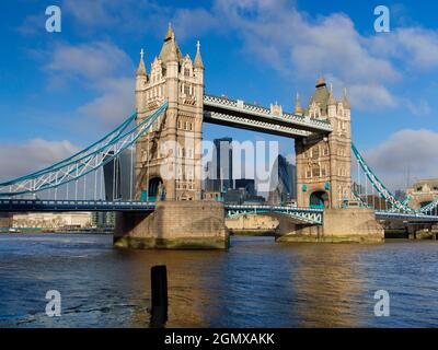 Die Tower Bridge, die hier an einem schönen Wintermorgen gezeigt wird, ist eine beliebte Hängebrücke im Herzen von London. Dieses verzierte Stück viktorianischen ar Stockfoto