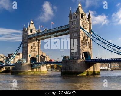 Die Tower Bridge, die hier an einem schönen Wintermorgen gezeigt wird, ist eine beliebte Hängebrücke im Herzen von London. Dieses verzierte Stück viktorianischen ar Stockfoto