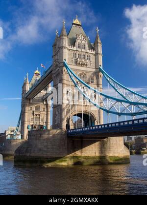 Die Tower Bridge, die hier an einem schönen Wintermorgen gezeigt wird, ist eine beliebte Hängebrücke im Herzen von London. Dieses verzierte Stück viktorianischen ar Stockfoto