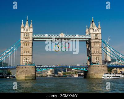 Die Tower Bridge, die hier an einem schönen Sommertag kurz vor den Olympischen Spielen 2012 in London gezeigt wird, ist eine beliebte Hängebrücke im Herzen von Stockfoto
