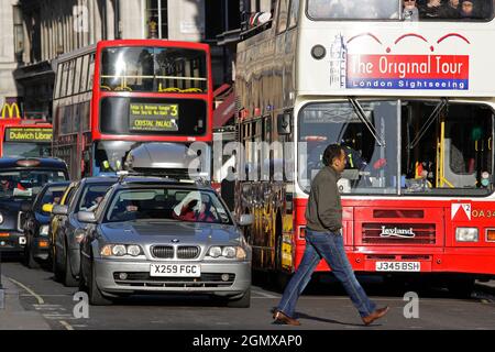 Wie fast alle großen Städte auf der ganzen Welt hat London ein großes Problem mit Verkehr, Staus und Luftverschmutzung. Aber London ist viel besser als Stockfoto