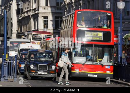 Wie fast alle großen Städte auf der ganzen Welt hat London ein großes Problem mit Verkehr, Staus und Luftverschmutzung. Aber London ist viel besser als Stockfoto