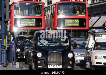 Wie fast alle großen Städte auf der ganzen Welt hat London ein großes Problem mit Verkehr, Staus und Luftverschmutzung. Aber London ist viel besser als Stockfoto