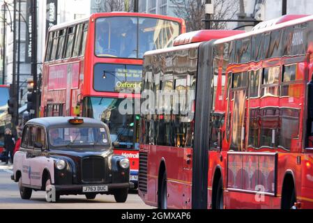 Wie fast alle großen Städte auf der ganzen Welt hat London ein großes Problem mit Verkehr, Staus und Luftverschmutzung. Aber London ist viel besser als Stockfoto