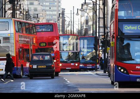 Wie fast alle großen Städte auf der ganzen Welt hat London ein großes Problem mit Verkehr, Staus und Luftverschmutzung. Aber London ist viel besser als Stockfoto