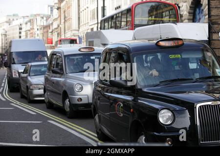 Wie fast alle großen Städte auf der ganzen Welt hat London ein großes Problem mit Verkehr, Staus und Luftverschmutzung. Aber London ist viel besser als Stockfoto