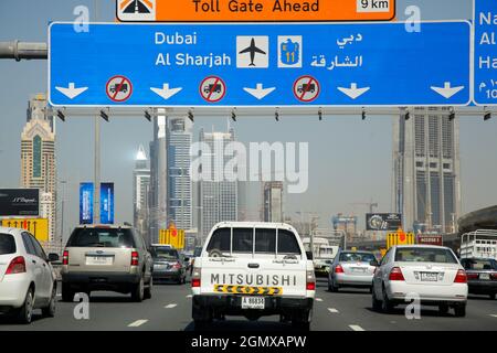 Dubai - Februar 2008; die Sheikh Zayed Road in Dubai ist tatsächlich Teil einer viel größeren Autobahn, der E11, in den Emiraten. In Dubai ist E 11 als Sheikh Z bekannt Stockfoto