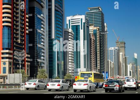 Dubai - Februar 2008; die Sheikh Zayed Road in Dubai ist tatsächlich Teil einer viel größeren Autobahn, der E11, in den Emiraten. In Dubai ist E 11 als Sheikh Z bekannt Stockfoto
