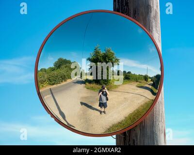 Radley Village, Oxfordshire, England - 2. Juni 2020; meine Reflexion im Blick. Selbst im Lockdown mache ich täglich eine Stunde lang einen Spaziergang durch mein Heimatdorf Stockfoto