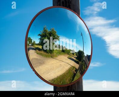 Radley Village, Oxfordshire, England - 2. Juni 2020; meine Reflexion im Blick. Selbst im Lockdown mache ich täglich eine Stunde lang einen Spaziergang durch mein Heimatdorf Stockfoto