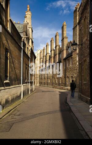 Cambridge, Cambridgeshire - 22. Juli 2009; ein Mann im Blick, zu Fuß. Trinity Lane liegt im Herzen des historischen Cambridge, England. Die Spurführung Stockfoto