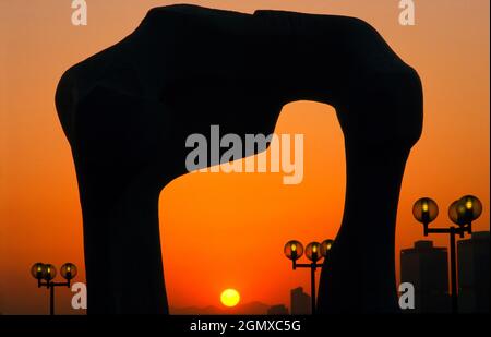 Tsimshatsui Promenade, Hongkong - April 1985; Diese öffentliche Skulptur war eines von mehreren Stücken moderner Kunst des großen Sir Hentry Mooreon public di Stockfoto