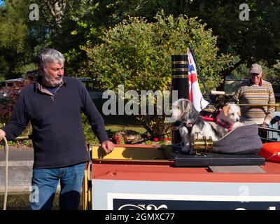 Abingdon in Oxfordshire, England - 1. September 2019. Zwei Personen im Blick. Eine zeitlose Szene an Abingdon Schleusentoren an einem schönen Herbsttag; das sind sie Stockfoto