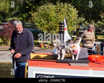 Abingdon in Oxfordshire, England - 1. September 2019. Zwei Personen im Blick. Eine zeitlose Szene an Abingdon Schleusentoren an einem schönen Herbsttag; das sind sie Stockfoto