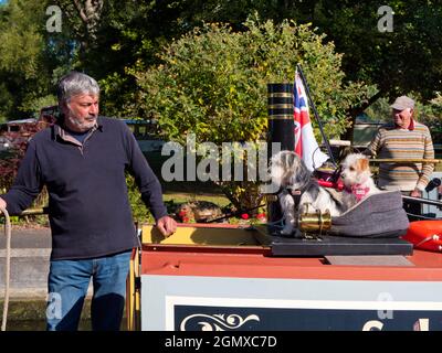 Abingdon in Oxfordshire, England - 1. September 2019. Zwei Personen im Blick. Eine zeitlose Szene an Abingdon Schleusentoren an einem schönen Herbsttag; das sind sie Stockfoto