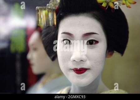 Kyoto, Japan - 2. November 2005; eine Frau posiert in der Aufnahme. Die Geisha liegt im Herzen der traditionellen japanischen Kultur. Und das geographische Herz von Stockfoto