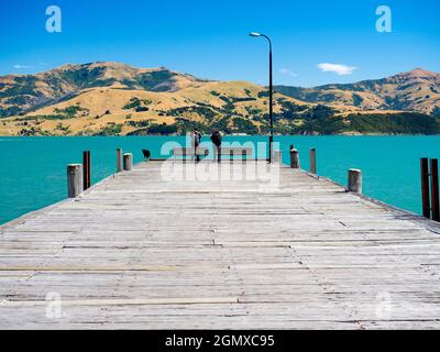 Akaroa, Neuseeland Südinsel - 27. Februar 2019; zwei Männer in Schuss. Akaroa ist eine kleine, aber perfekte, idyllische Stadt auf der Banks Peninsula in Canterbur Stockfoto