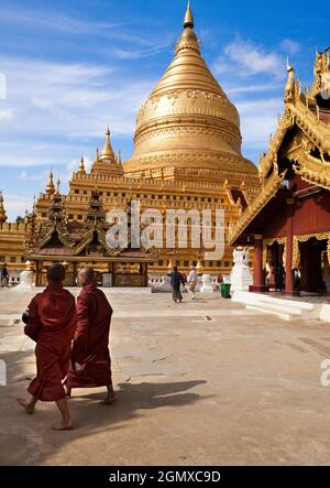 Yangon, Myanmar - 28. Januar 2013. Die Shwezigon-Pagode ist ein großer buddhistischer Tempel in Nyaung-U, einer Stadt in der Nähe von Bagan, Myanmar. Seine Konstruktion Stockfoto