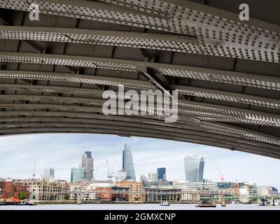 Die Blackfriars Railway Bridge überquert die Themse in London, zwischen der Blackfriars Bridge und der Millennium Bridge. Es gab zwei Strukturen wi Stockfoto