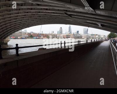 Die Blackfriars Railway Bridge überquert die Themse in London, zwischen der Blackfriars Bridge und der Millennium Bridge. Es gab zwei Strukturen wi Stockfoto