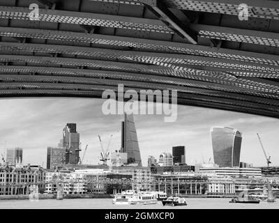 Die City of London ist ein globales Finanzzentrum; ihre Skyline hat sich in den letzten Jahren dramatisch verändert. Die Londoner haben viele der neuen Skys den Spitznamen gegeben Stockfoto