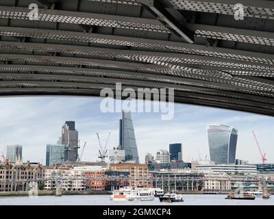 Die Blackfriars Railway Bridge überquert die Themse in London, zwischen der Blackfriars Bridge und der Millennium Bridge. Es gab zwei Strukturen wi Stockfoto