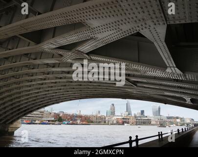 Die Blackfriars Railway Bridge überquert die Themse in London, zwischen der Blackfriars Bridge und der Millennium Bridge. Es gab zwei Strukturen wi Stockfoto