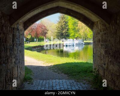 Abingdon, England - 21. April 2019 Abingdon behauptet, die älteste Stadt in England zu sein. Dies ist seine berühmte mittelalterliche Steinbrücke, an einem schönen Frühling mor Stockfoto